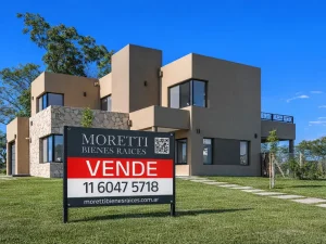 Casa Moderna con Techo a Tejas – Estilo Contemporáneo