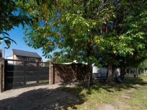 Casa con gran parque en Ituzaingó Sur. Excelente estado! Deheza al 2200