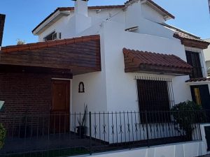 Casa en dos plantas, Impecable, 4 ambientes, 2 cocheras en Villa Sarmiento