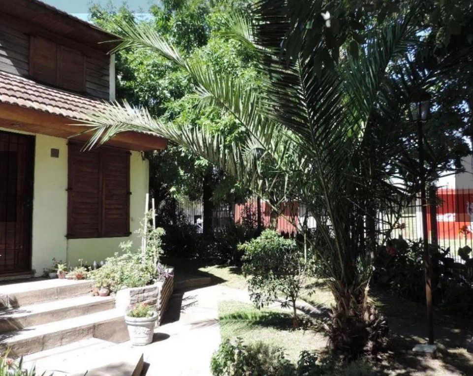 Casa en Castelar con cochera.