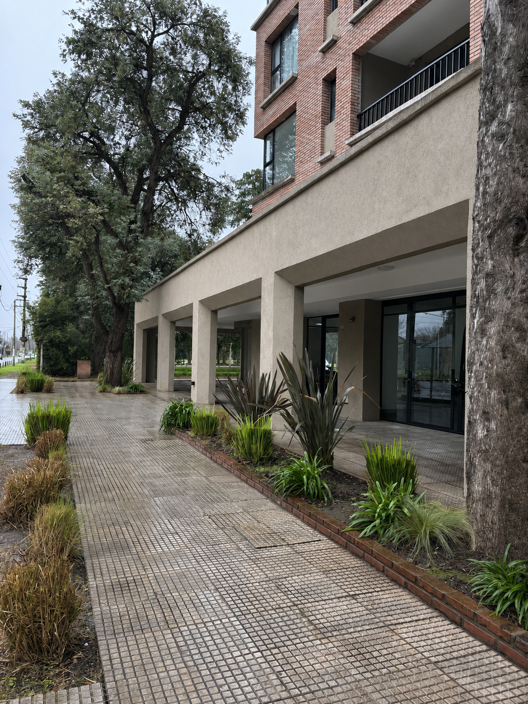Local comercial, moderno complejo del edificio Tilos, Plaza Nogales, Los Polvorines, Malvinas Argentinas. - Imagen 2